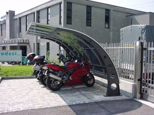 ciclopark-tettoia-copertura-posto-bici-moto-motocicli-plexiglas-compatto-certificata-tuv-carico-neve-design-azzate-varese-2b