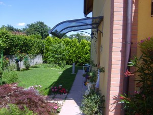 tettoia-pensilina-curva-plexiglas-compatto-copertura-entrata-certificata-tuv-design-azzate-varese-1a