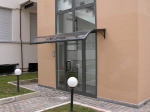 tettoia-pensilina-curva-plexiglas-compatto-copertura-entrata-certificata-tuv-design-azzate-varese-6